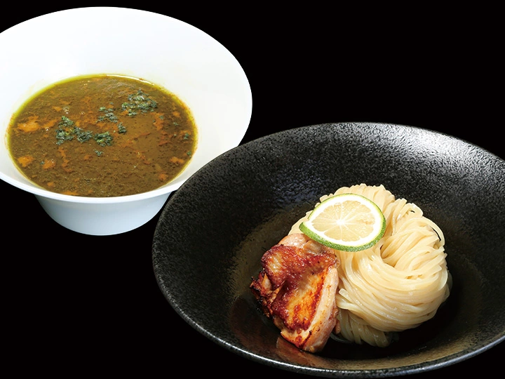 八咫烏 濃厚背脂グリーンカレーつけ麺