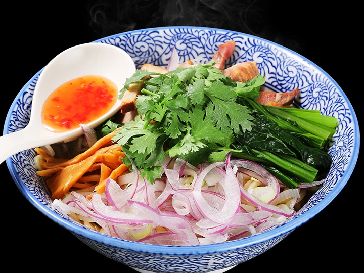 桜上水 船越 海老の油そば　エスニック塩